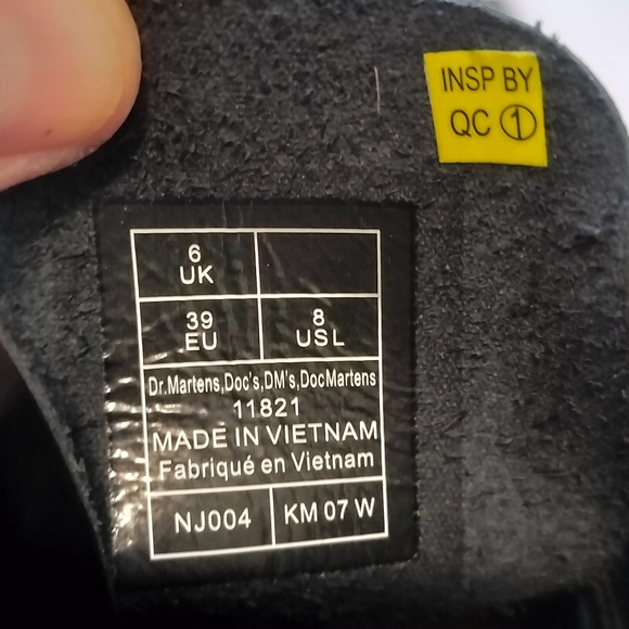 Dr. Martens Women's 1460 Original Eight-Eye Boot. Smooth Leather, Black Size 8 - Picture 6 of 8